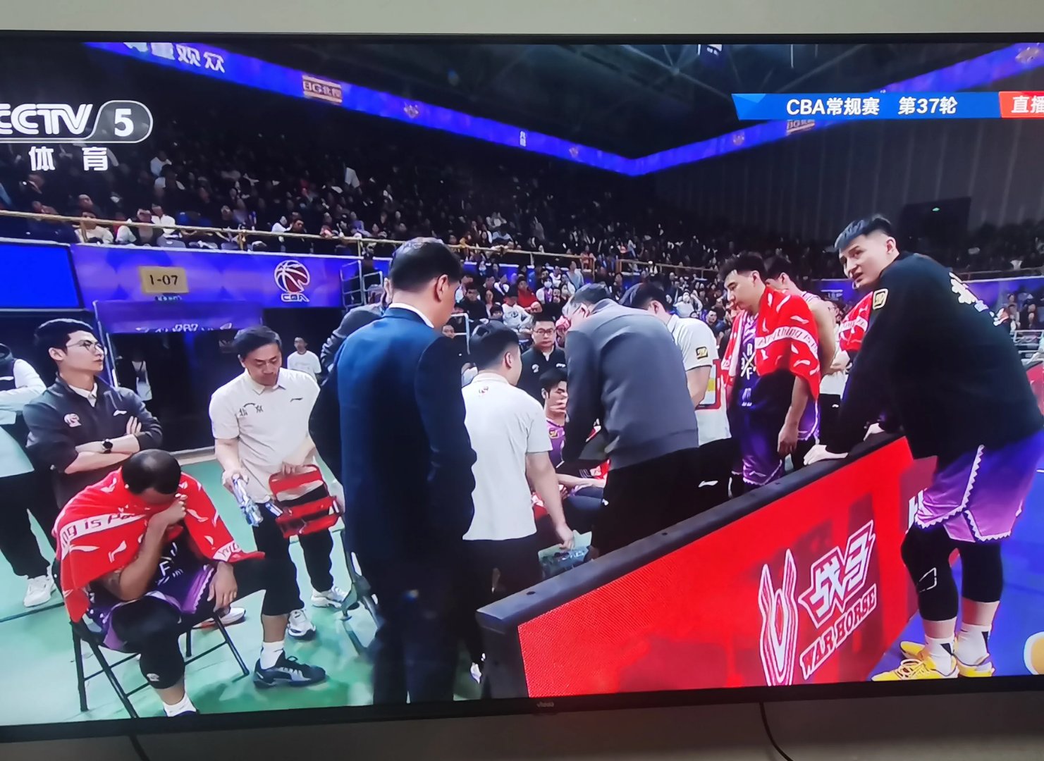 关于惊险刺激！比赛现场球员们的激烈对抗的信息