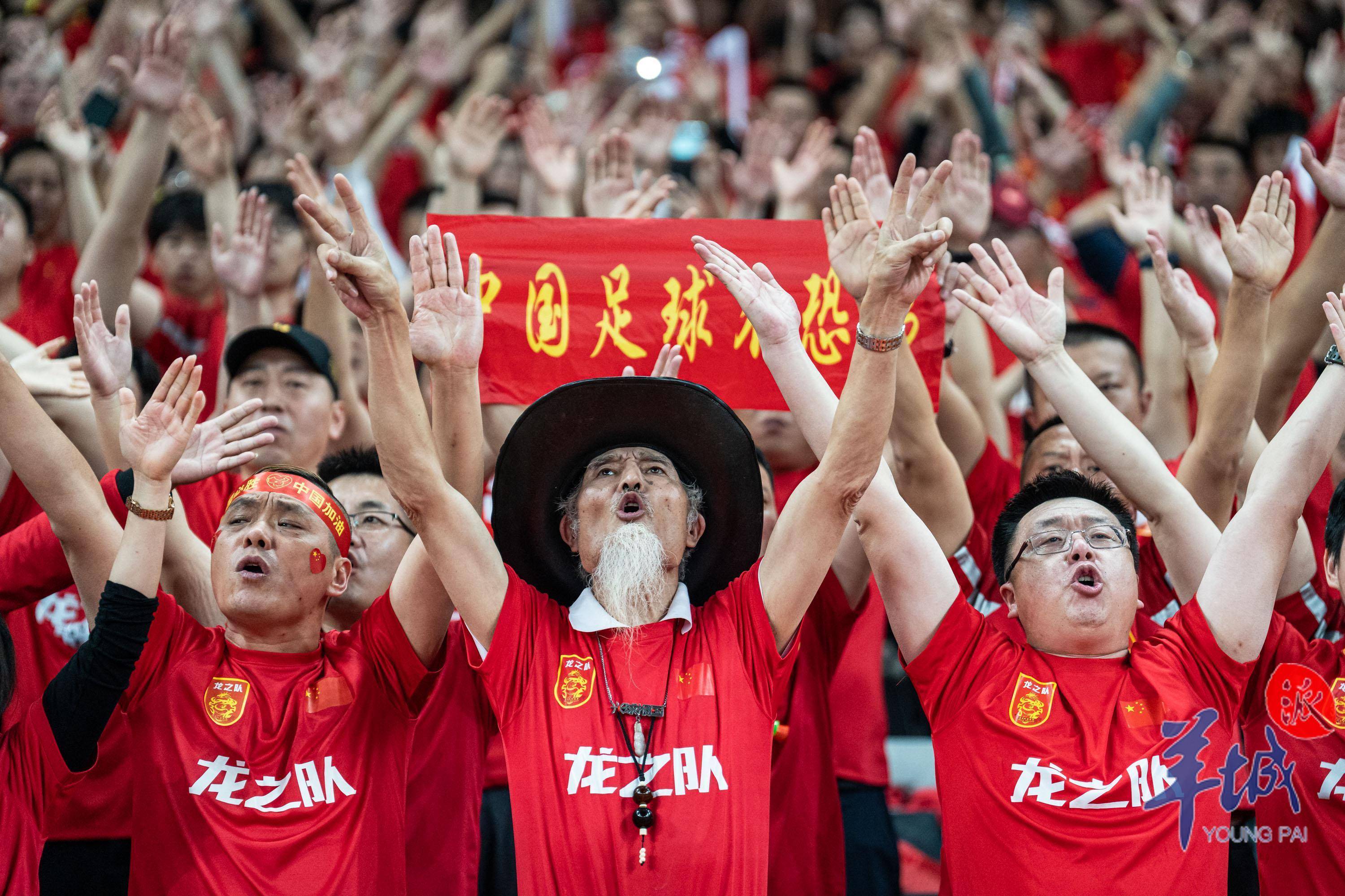 比赛现场高潮迭起，球迷尽情欢呼