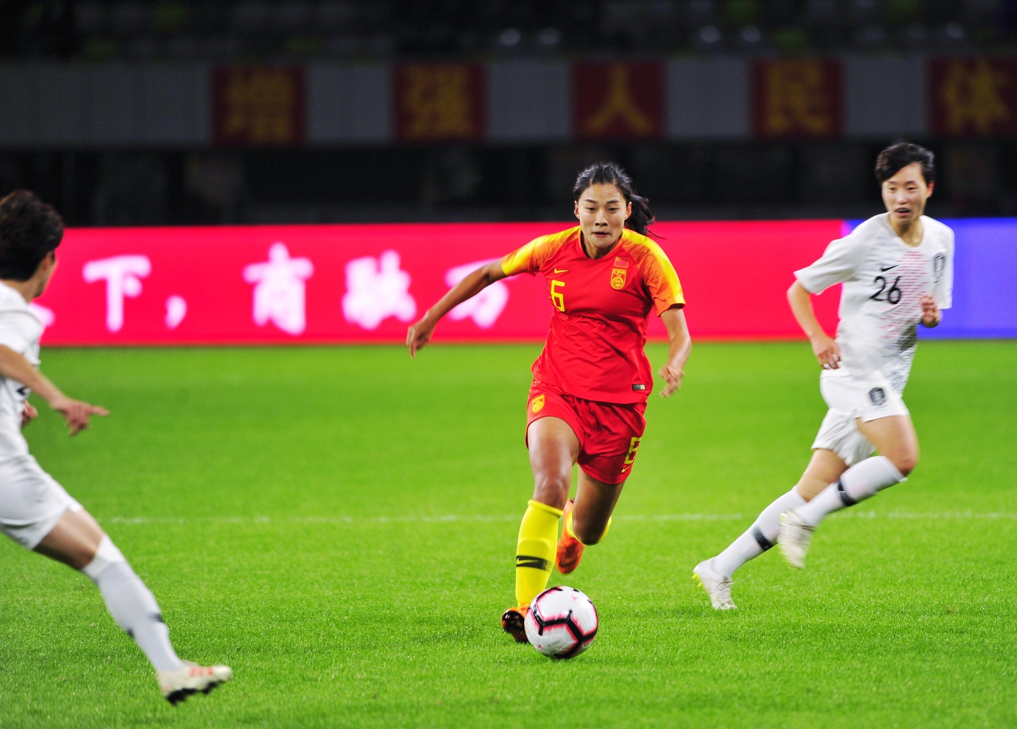 包含中国女足运动员在比赛中全力以赴，取得胜利的词条