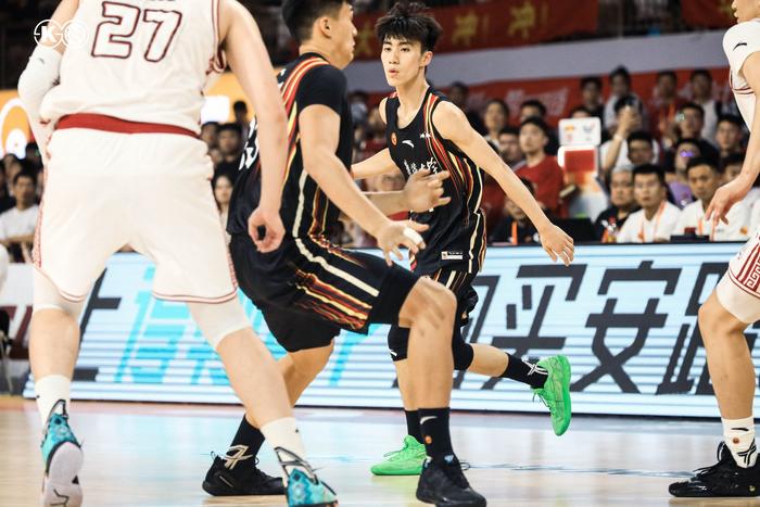 广州男篮官宣：北大男篮球员管子煜加盟广州队的简单介绍
