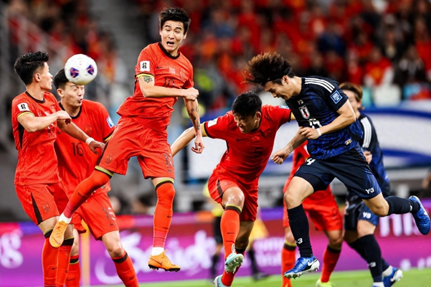 被打花了！国足57分钟0-3落后韩国！韩国队角球两连击破门(国足踢赢韩国)