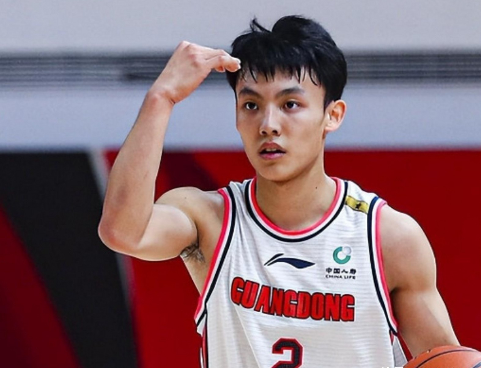 徐杰18+7+6广东逆转广州邹阳21分福建胜四川(广东徐杰现在年薪多少)