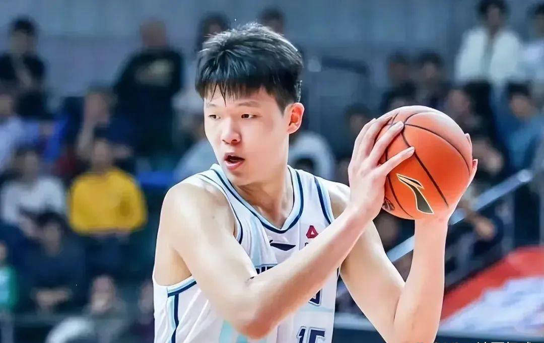 杨瀚森高位策应传球失误被换下，双手掩面略显沮丧(杨瀚森别失误了)