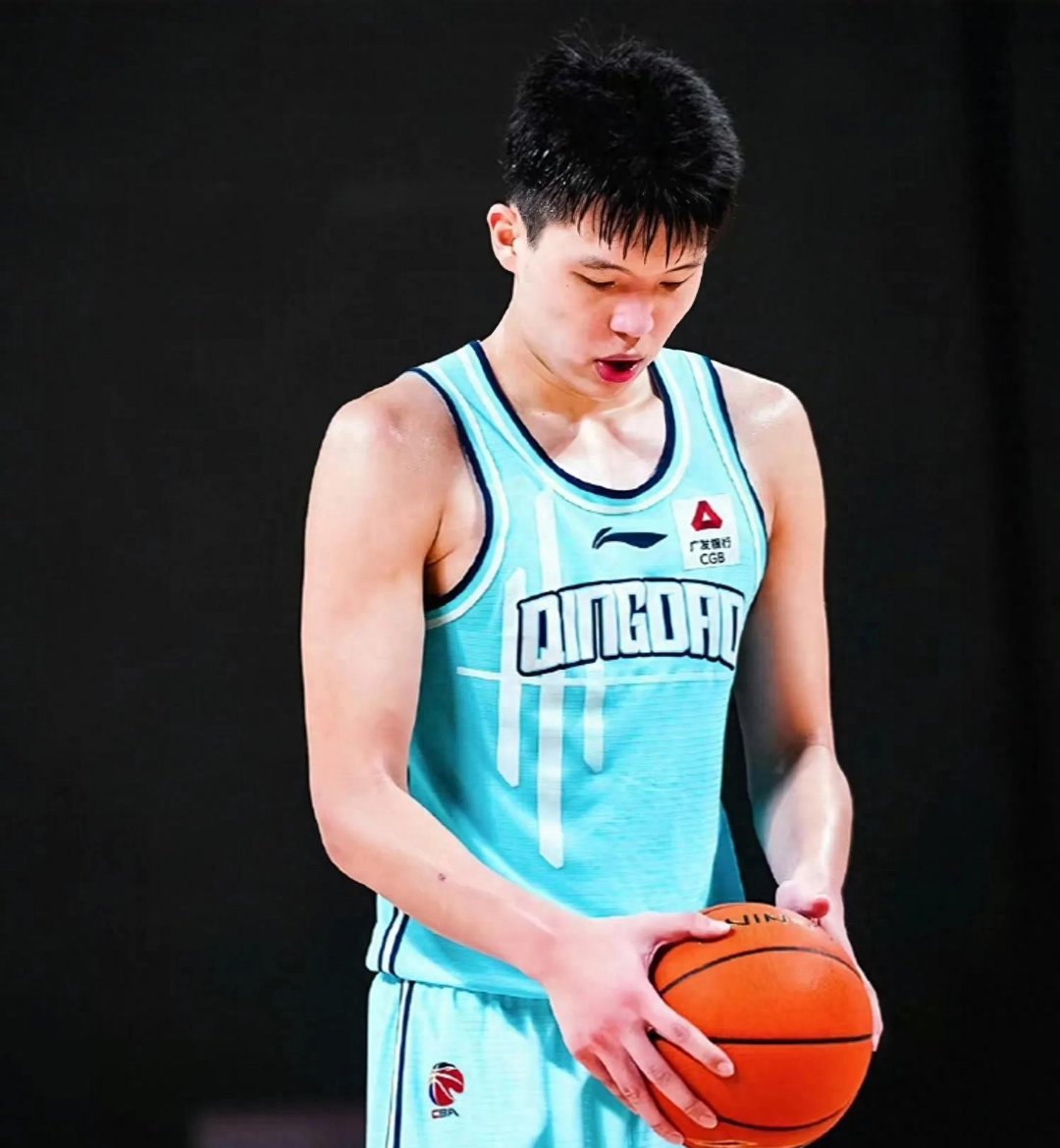 包含稳住心态！杨瀚森持球单打被吹进攻犯规，表情略显无措的词条