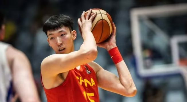 开云体育-中国男篮球队已启程前往西班牙开启欧洲拉练(中国男篮西班牙 77比76)