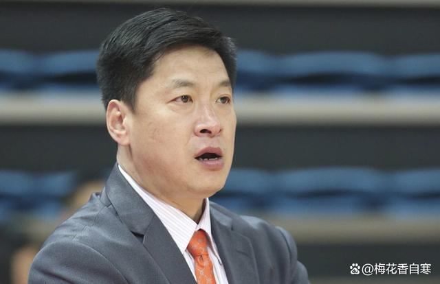 广厦男篮主帅李春江调整阵容，迎接新赛季挑战(广厦男篮主帅李春江调整阵容,迎接新赛季挑战的视频)